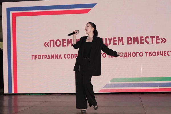  Вечерняя программа второго дня форума-фестиваля «Моя семья - Россия» 8 сентября продолжилась на бульваре имени Сулеймана Стальского.