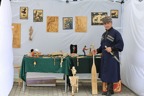 Выставка традиционных ремесел народов Дагестана 12 мая продолжила свою работу на Родопском бульваре.