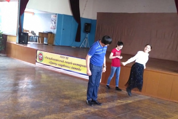 25 октября в Республиканском лицее-интернате Центра для одаренных детей г.Махачкалы состоялся мастер-класс для руководителей хореографических коллективов. 
