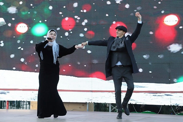 Исполнители и творческие коллективы Каякентского и Кумторкалинского районов, а также солисты Дагестанской государственной филармонии им. Татама Мурадова выступили с праздничной программой на фестивале «Новогодние открытки»