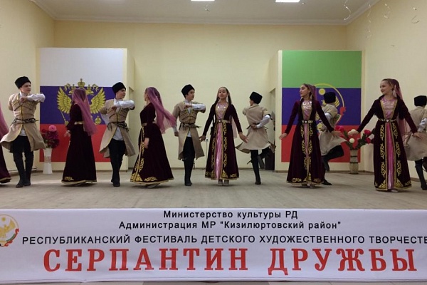 Сегодня в Центре традиционной культуры с. Зубутли - Миатли Кизилюртовского района прошёл  4-й Республиканский фестиваль национального танца Серпантин дружбы.