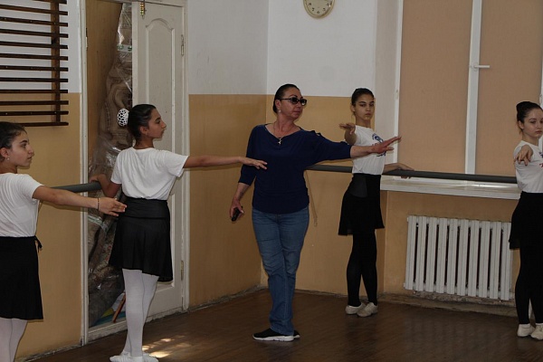 В Детской школе искусств №2 г. Махачкалы в рамках фестиваля народного танца «Горные вершины» прошёл мастер-класс по классическому и народно-сценическому танцам. 