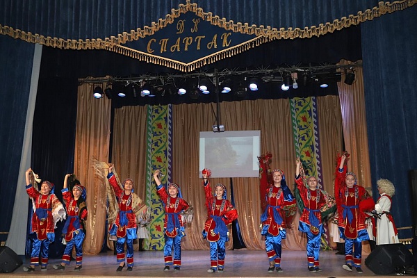 В городе Хасавюрте состоялся Республиканский фестиваль казачьей культуры «Казачий круг». Мероприятие прошло в Городском доме культуры «Спартак».