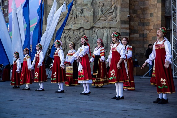 Сегодня в рамках празднования Дня народного единства прошел республиканский праздник  под символическим названием "Вместе мы-Россия".
