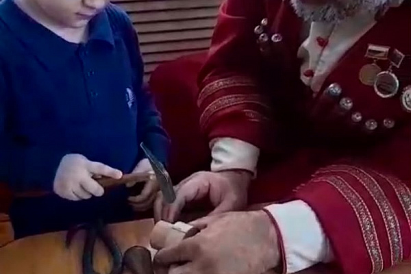 Республиканский дом народного творчества продолжает цикл мастер-классов, знакомящих детей Дагестана с народными промыслами. Особое внимание в этом проекте уделяется детям, оказавшимся в трудной жизненной ситуации.