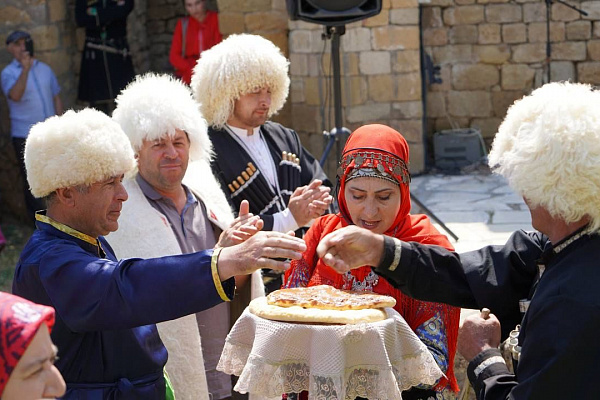 Республиканский праздник циркового искусства «Пехлеван», фестиваль ашугской песни «Пой, ашуг!» и дефиле народного костюма