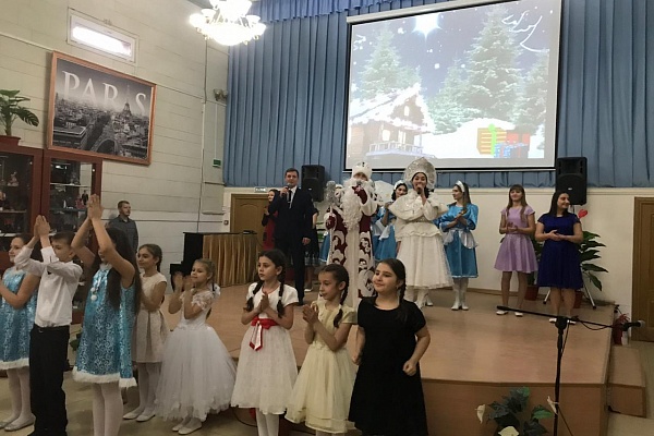 Работники Центра культуры г.Кизляра в Молодежном культурном центре провели праздничный Рождественский концерт для учащихся школ города.