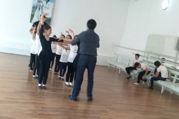 16 октября в танцевальном зале школы №1 с.Какашура Карабудахкентского района прошел мастер-класс по хореографии с воспитанниками детского хореографического ансамбля «Шура».