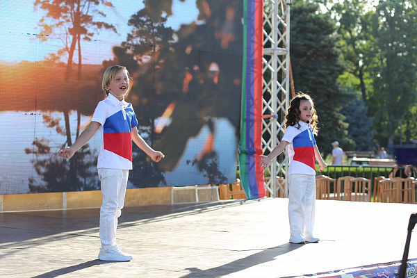 12 июня в День России, на центральной площади Махачкалы состоялся фестиваль любительских творческих коллективов «Голоса России».