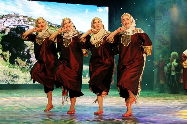 Гала-концертом «Традиция» торжественно открылся IV Международный фестиваль народного творчества  «Каспий – берега дружбы»