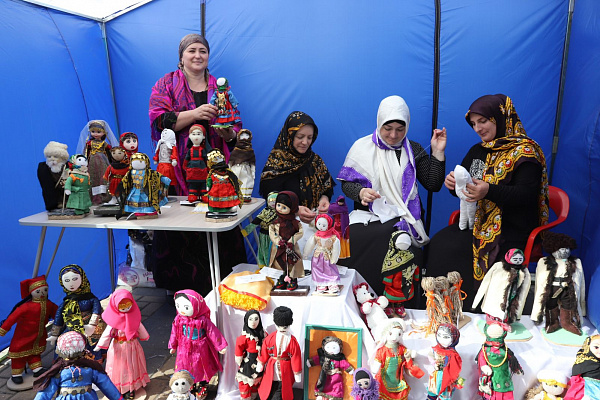 30 июня на Родопском бульваре г. Махачкала развернулось красочное действо- состоялась  выставка национальной игрушки народов Дагестана
