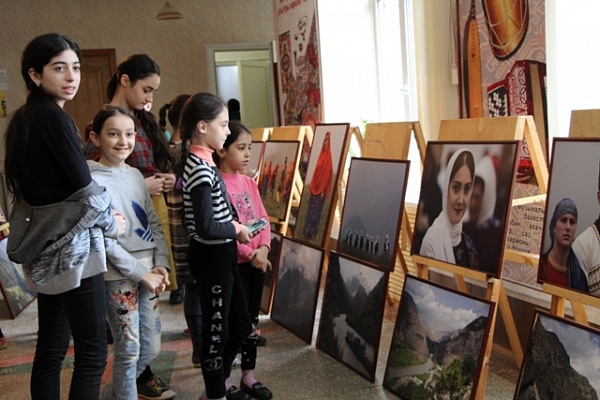 В Махачкале проходит выставка «Кавказ глазами северянина»