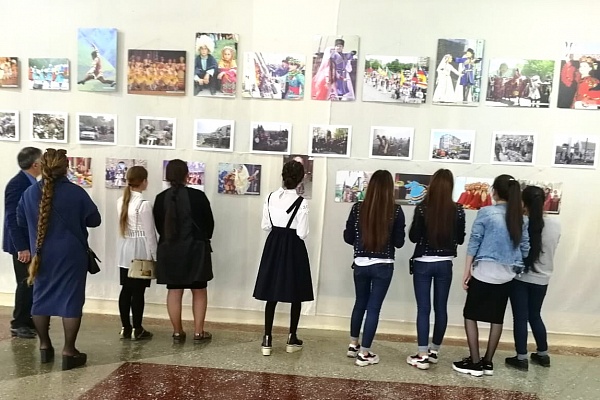 С 16 по 26 октября в  городском дворце культуры им. К.М.Алескерова г.Избербаш проходит Республиканская передвижная фотовыставка «Мы за мир, за единство России».