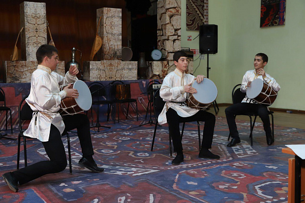 В г.Хасавюрте состоялся окружной этап Республиканского фестиваля творческих коллективов и исполнителей народной музыки «Мелодии гор»