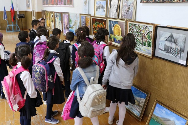 Передвижная выставка самодеятельных художников «Мир талантов» открылась в  Кайтагском районе.
