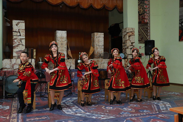 В г.Хасавюрте состоялся окружной этап Республиканского фестиваля творческих коллективов и исполнителей народной музыки «Мелодии гор»