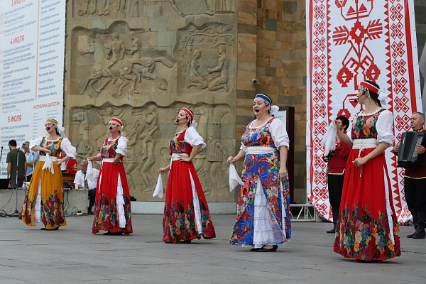 4 июля на площадке перед русским театром состоялся самобытный Праздник русской казачьей культуры «Русская поляна». 