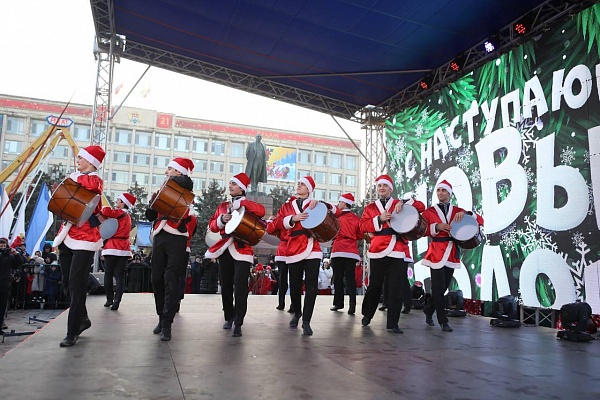 Ярким событием сегодня в Махачкале стал парад Дедов-Морозов.