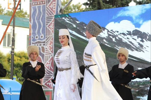  26 июня в рамках празднования 100-летия Р. Гамзатова дан старт Межрегиональному форуму культурных традиций «Россия Расула».