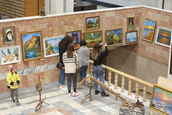 Сегодня, 23 марта, в Махачкале в рамках Республиканского проекта «Самородки» открылась художественная выставка «Сунгуровы – династия из Вачи»