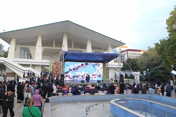 Открытым гала-концертом «Мы вместе», который прошел 20 октября на площадке перед Аварским театром продолжился Межрегиональный фестиваль патриотических программ народного творчества «Белые журавли».