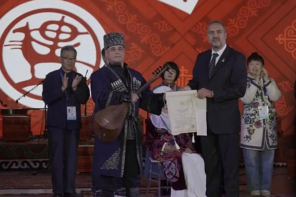 Потомственный ашуг Айдун Магамедов из Магарамкентского района стал лауреатом I степени международного фестиваля традиционной музыки «Кочмондор санаты», который прошел в Кыргызской  Республике. 