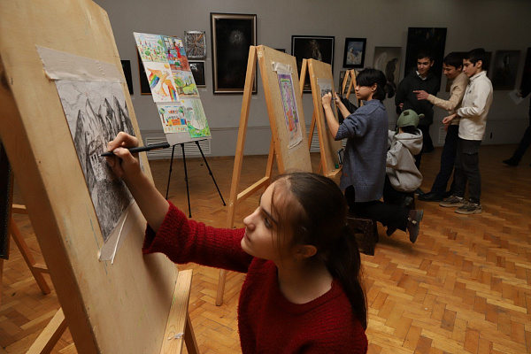 20 декабря  состоялась выставка рисунков детей с ограниченными возможностями  «Мы вместе!». 