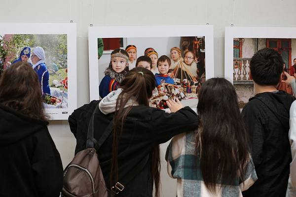 7 октября состоялось открытие всероссийской фотовыставки «Сила традиций: народы Российской Федерации», посвященной Году культурного наследия