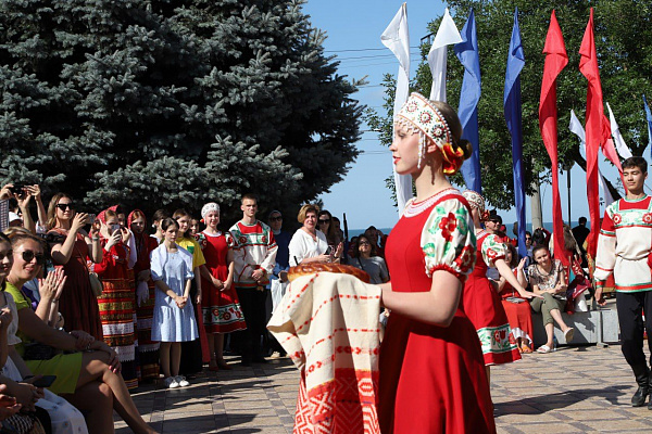 1 июля на площадке перед Аварским театром в рамках XXI Международного фестиваля фольклора и традиционной культуры «Горцы» прошли фестивальные мероприятия.