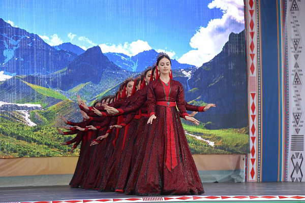 Яркий и колоритный Праздник «Поэзия народного костюма» прошёл в Махачкале 