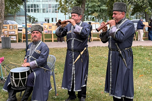 7 сентября в Махачкале, на бульваре имени Сулеймана Стальского, начал работу Форум-фестиваль народов России «Моя семья — Россия». Организаторы - Министерство культуры Республики Дагестан и Республиканский дом народного творчества.