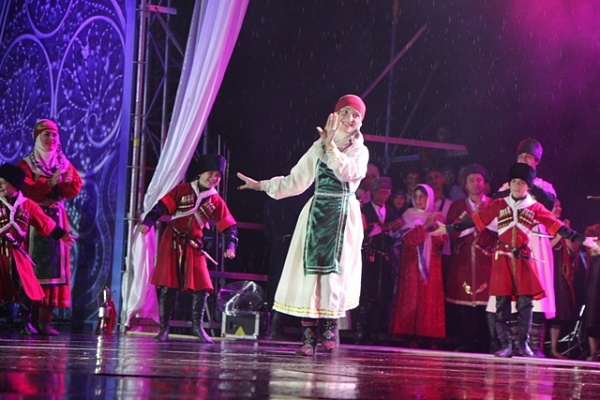 Фольклорное шоу стало частью праздничного гала-концерта в честь 160-летия Махачкалы