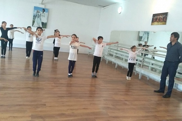 16 октября в танцевальном зале школы №1 с.Какашура Карабудахкентского района прошел мастер-класс по хореографии с воспитанниками детского хореографического ансамбля «Шура».