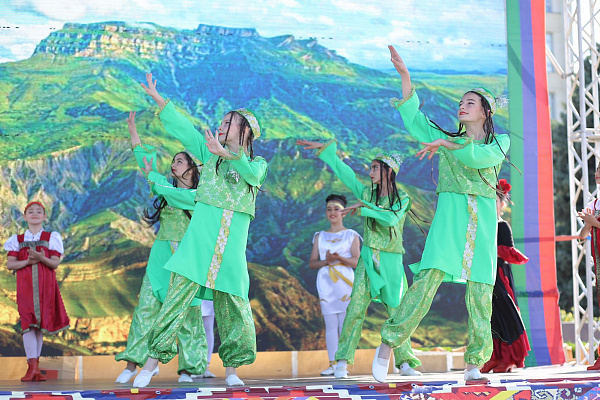 Праздничную программу, посвящённую Дню России, продолжил форум-фестиваль хореографического и фольклорного искусства