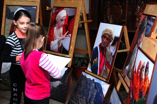В Махачкале проходит выставка «Кавказ глазами северянина»