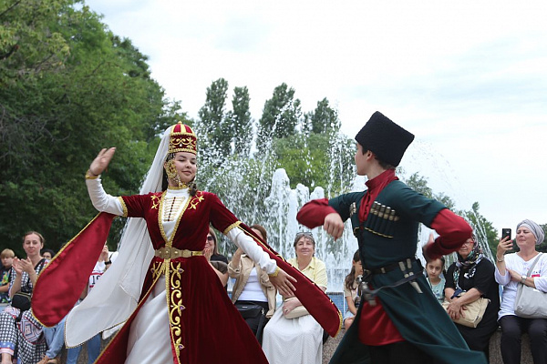 На площадке перед Аварским театром состоялся праздник патриотической песни «Журавли над Россией»
