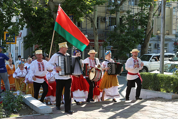 Шествия творческих коллективов – участников XXI Международного фестиваля фольклора и традиционной культуры «Горцы»