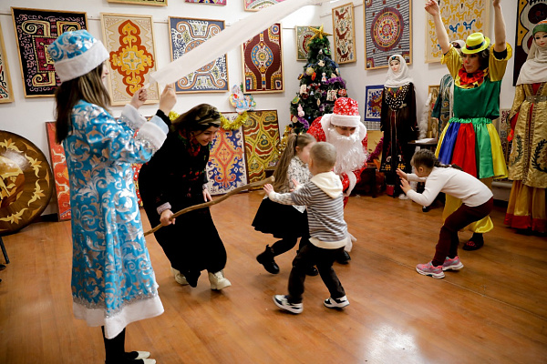Учреждения культуры муниципальных образований республики продолжают проводить мероприятия в рамках всероссийской акции «Новый год в каждый дом»