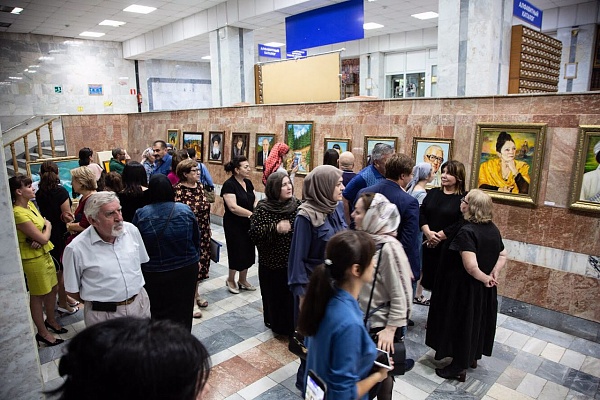 Сегодня в рамках Республиканского проекта  "Самородки" открылась выставка гаджи Сунгурова "Мой Дагестан".