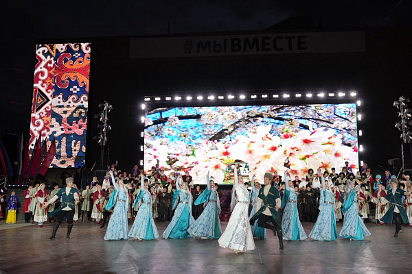 8 сентября на площадке перед Русским театром в Махачкале состоялся парад и гала-концерт  «Моя семья - Россия» центральное событие форума-фестиваля народов России, посвящённого Дню языков народов России.