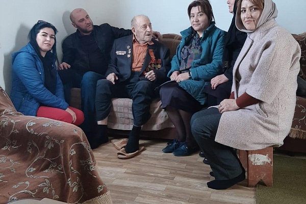 Работники Управления культуры, молодёжной политики, спорта и туризма Новолакского района постетили ветерана Великой Отечественной войны Алила Буттаева.