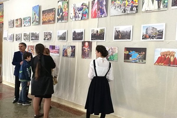 С 16 по 26 октября в  городском дворце культуры им. К.М.Алескерова г.Избербаш проходит Республиканская передвижная фотовыставка «Мы за мир, за единство России».