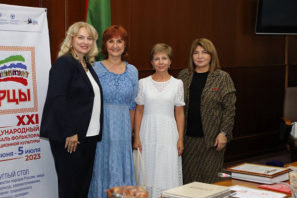  В Национальной библиотеке им. Р.Гамзатова  состоялся круглый стол с участием руководителей и представителей творческих коллективов 