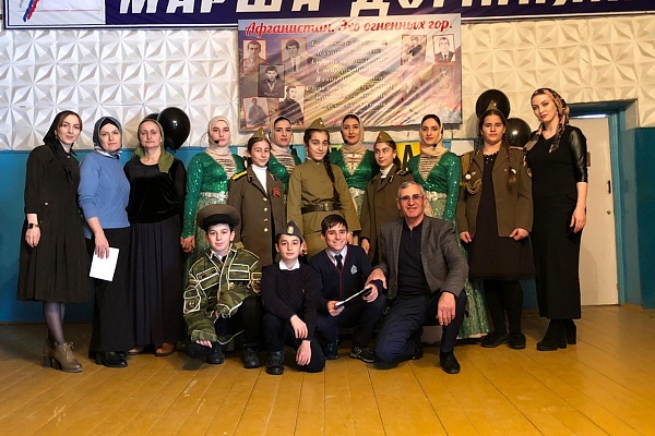 15 февраля в рамках проекта «Творческий десант» вокальная группа «Ламан аз» выступила перед жителями с.Османюрт Хасавюртовского района. 